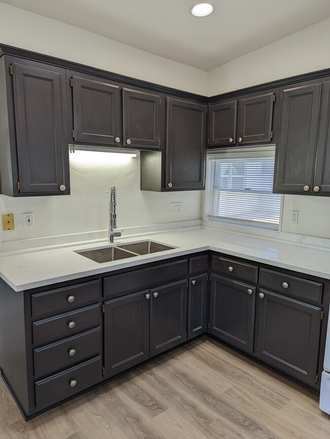 Building Photo - 2221 Suncrest Blvd