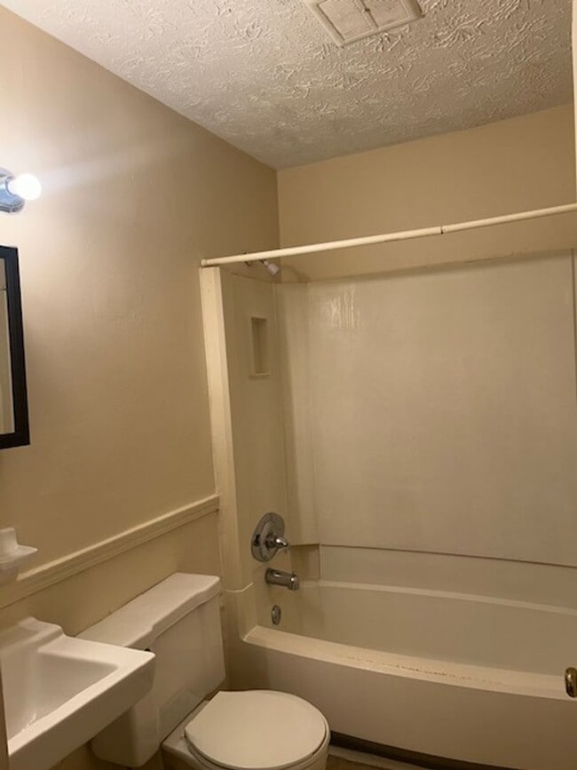 Building Photo - Winburn 2 Bedroom Apartment on 3rd Level  ...