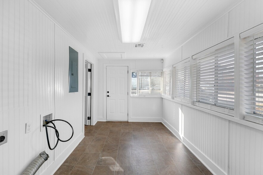 Building Photo - 811 N Lindell Ave