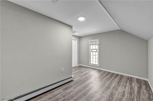 Building Photo - 3010 Daisy Ave