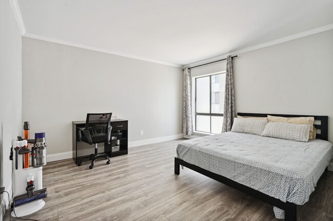 Building Photo - 102 Monroe St