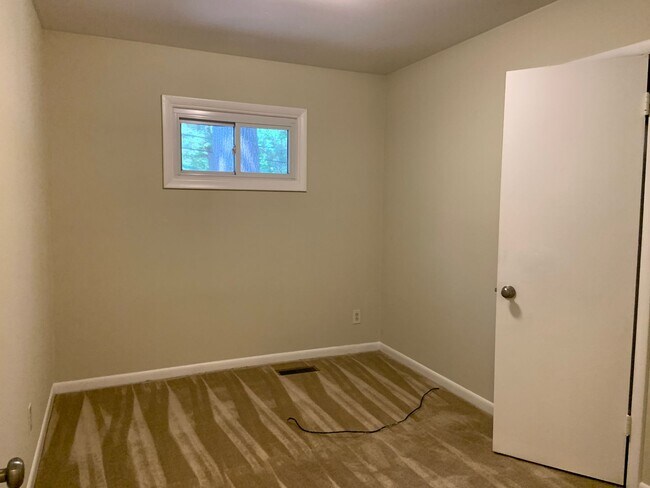 Building Photo - 3 BR between North Elm and North Church