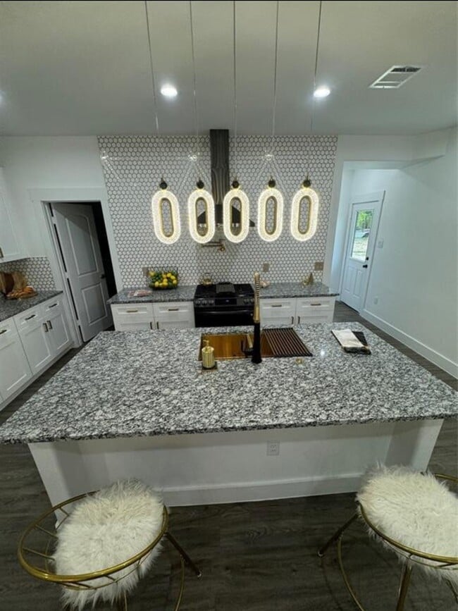 Building Photo - 1621 Wellington St