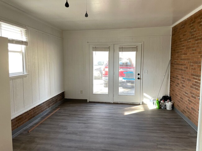Building Photo - 3/4 BED, 1.5 BATH HOME $1400 MONTH, $1400 ...
