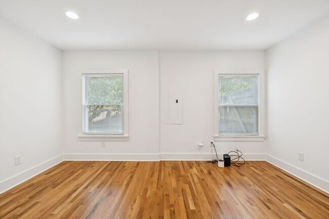 Building Photo - Beautifully Remodeled Home Just Minutes From Downtown Nashville