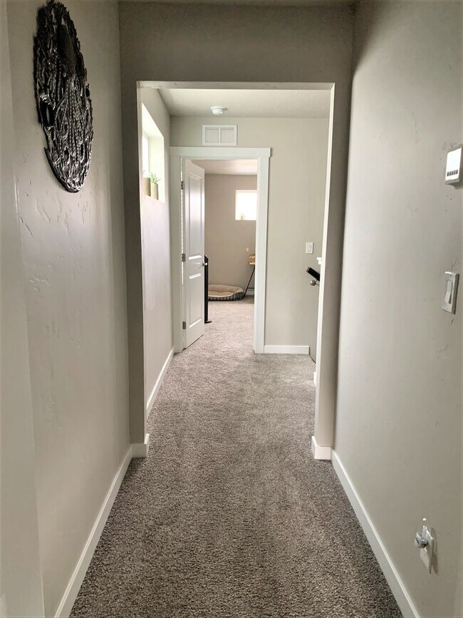 Building Photo - Newer 4 bed 2.5 bath home off Overland and...