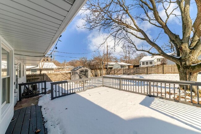 Building Photo - 1008 S 10th Ave