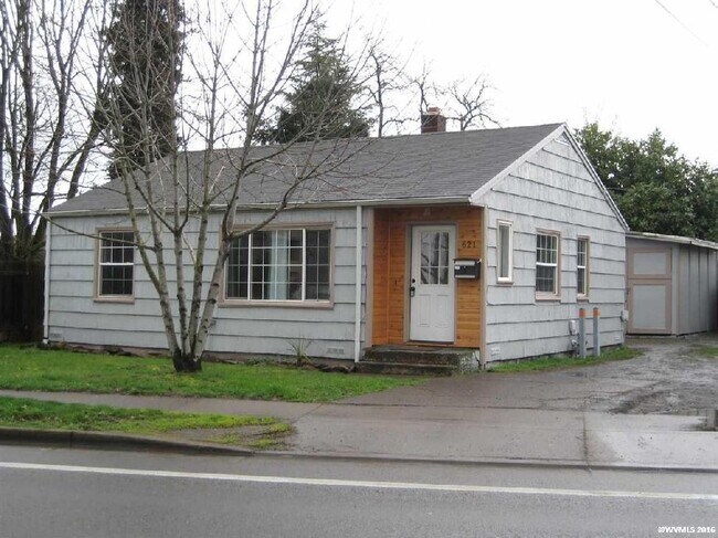 Building Photo - 4 bedroom 2 bath home in great location