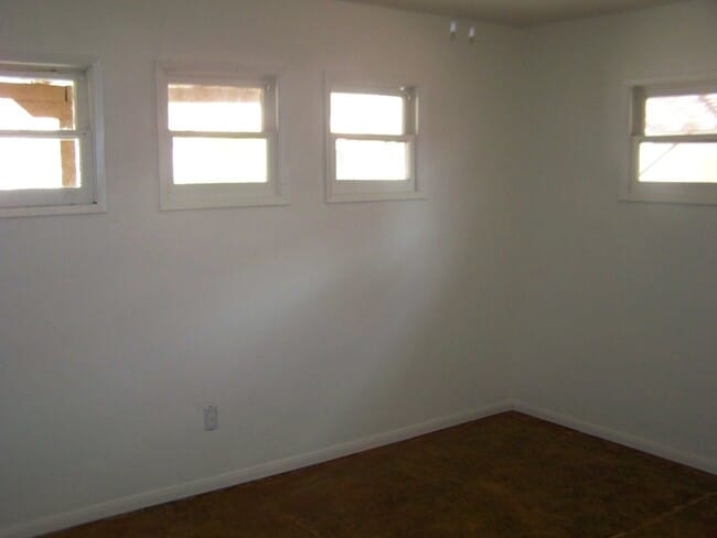 Building Photo - 2 Bed +1 Bath SINGLE FAMILY HOME + HUGE ba...