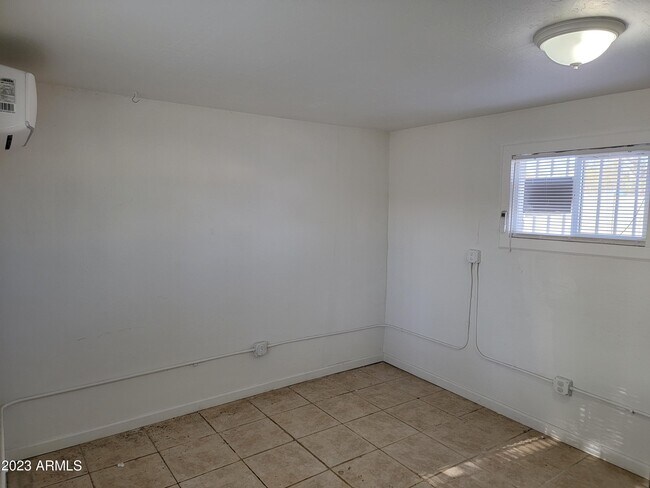 Building Photo - 909 S 35th Ave