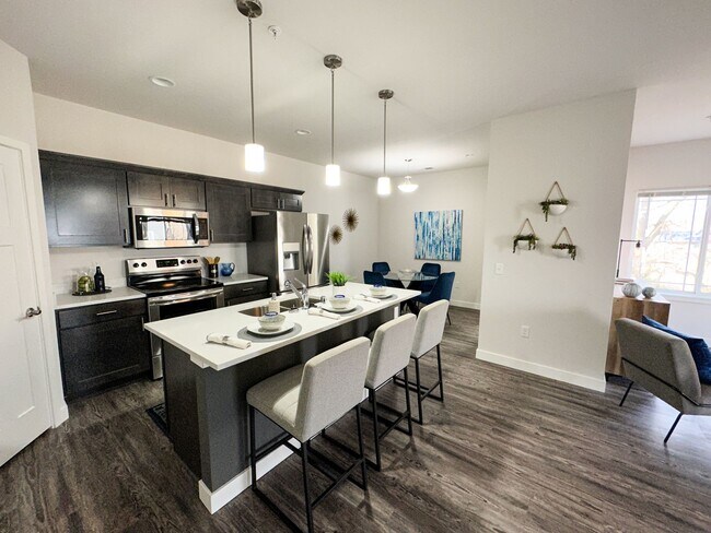 Building Photo - 2 Bed / 2.5 Bath Townhome for rent in Cottage Grove!