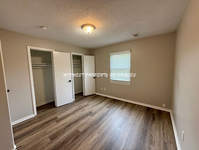 Building Photo - 2 Bedroom Duplex w/ Garage