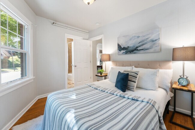 Building Photo - Bright 1 Bed condo in Kerns Neighborhood o...