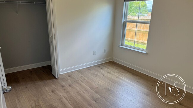 Building Photo - RATE DROP ALERT (was $2600/month) and MOVE IN SPECIAL: $1000 OFF 1ST MONTH'S RENT!**