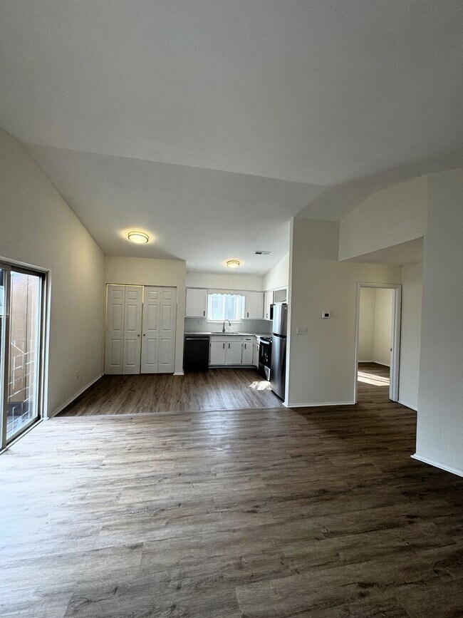 Building Photo - Move-In Special!! 1/2 Off First Month's Rent!!
