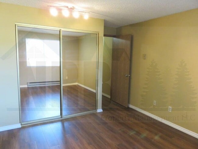 Building Photo - 1 Bd and 1 Ba Condo with pool, hot tub and sauna!