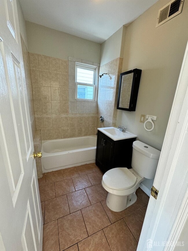 Building Photo - 123 University Pl