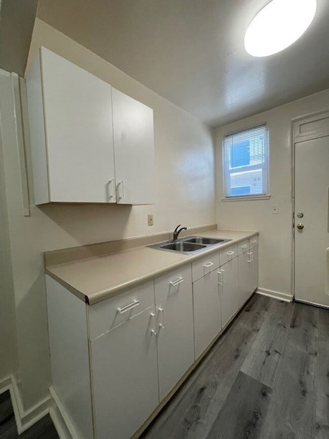 Building Photo - Quaint Studio, Freshly Painted, with modern fixtures, with front and back entrance,