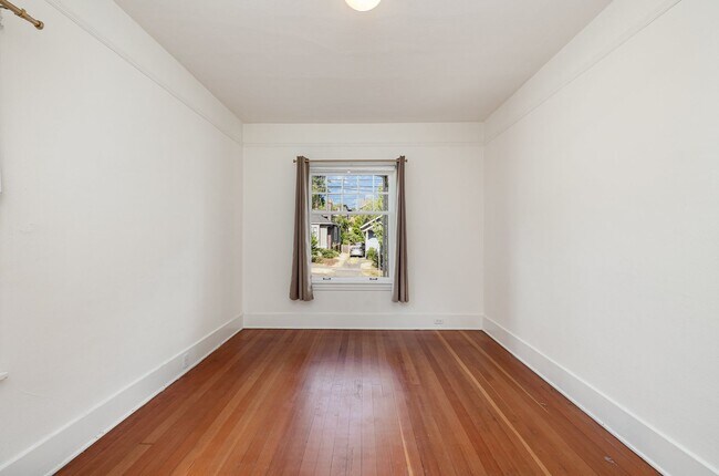 Building Photo - 2Bd/1Ba Seattle Home
