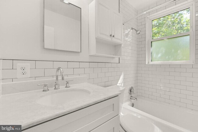 Building Photo - 4818 Chevy Chase Dr