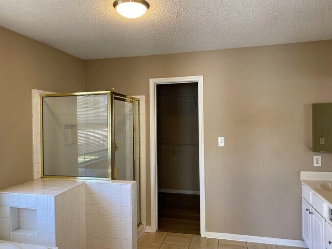 Building Photo - 92 Gleneagles Way