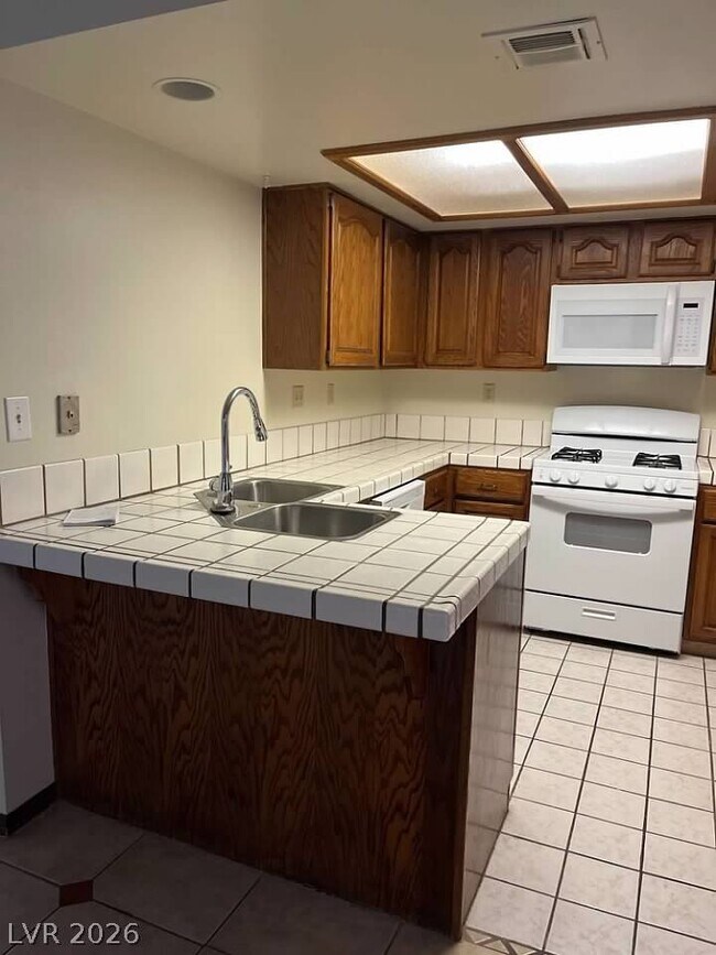 Building Photo - 600 Woodmount Dr