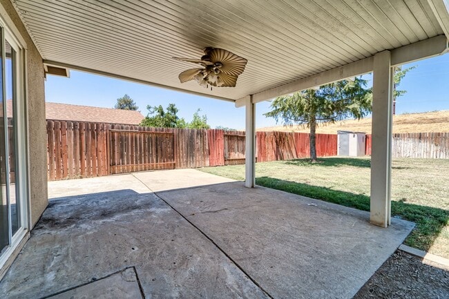 Building Photo - LARGE 5-bedroom 3 bath home in a great loc...