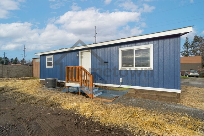 Building Photo - 2 Bedroom 1 Bath Home with Off-Street Park...