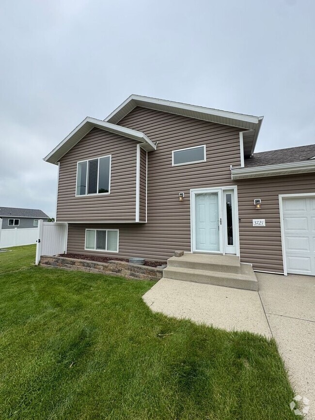 Building Photo - Beautiful Home in NW Mandan for Rent