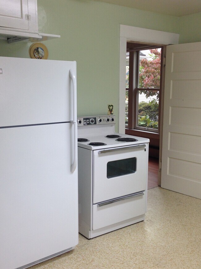 kitchen - 1710 Colby Ave