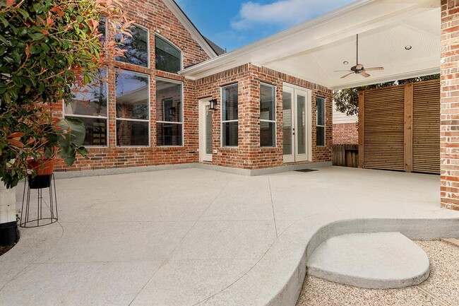 Building Photo - 83 E French Oaks Cir