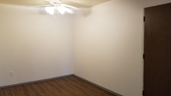 Building Photo - 1820 Axtell Dr