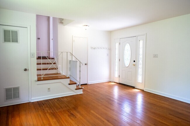 Building Photo - 10000 Kinross Ave