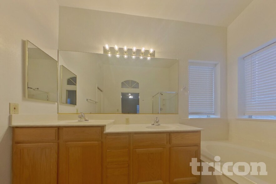 Building Photo - 11619 W Cyprus Dr