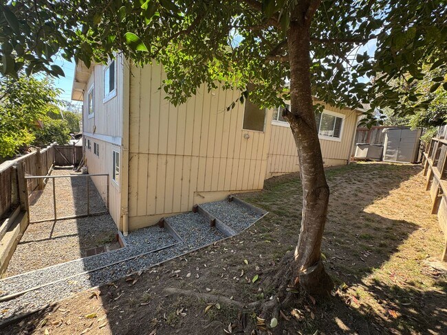 Building Photo - 611 Clubhouse Dr