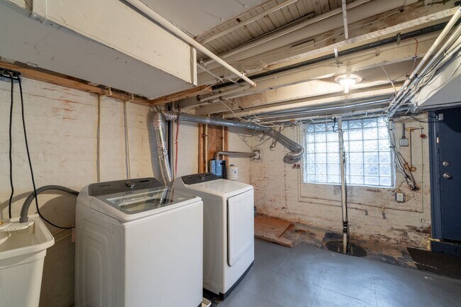 Building Photo - 128 S Ellwood Ave