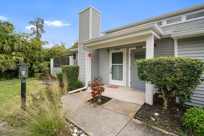 Building Photo - Well-maintained,2 bed 2 bath two-story condo located in Fort Myers