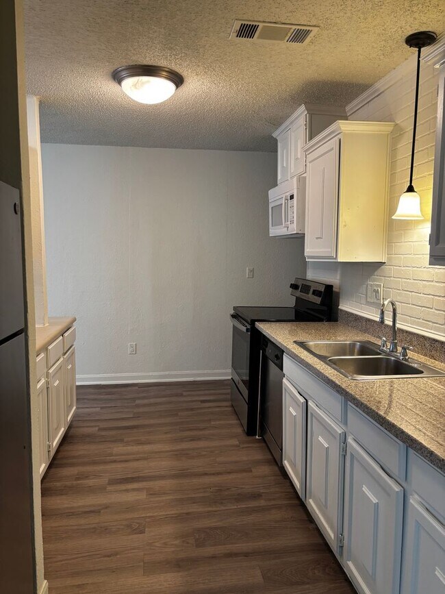 Building Photo - 3 Bedroom 2 Bath