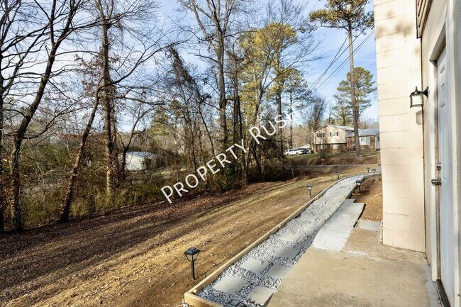 Building Photo - 2290 Malibu Dr SE