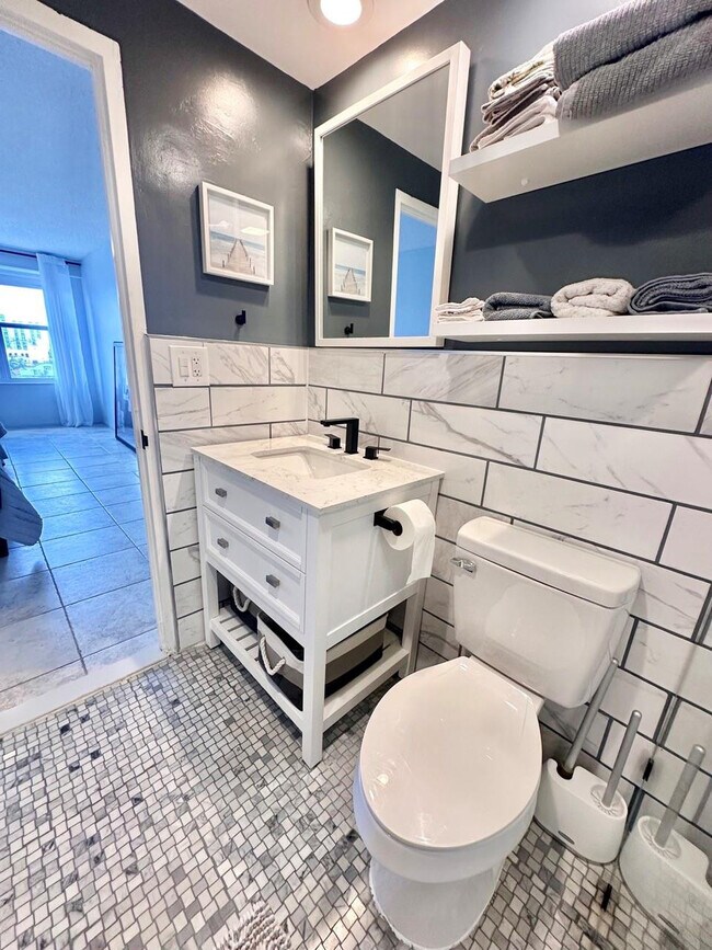 Building Photo - 3111 N Ocean Dr