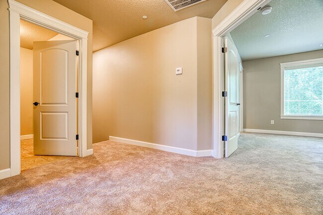 Building Photo - Centrally Located 4 Bedroom Townhome with Attached Garage & AC