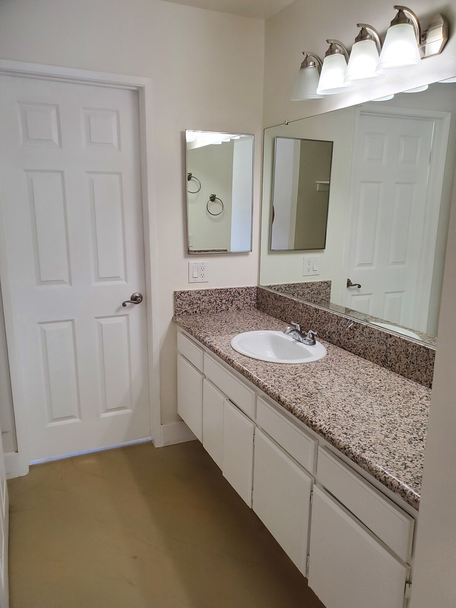 master vanity - 12330 Osborne St