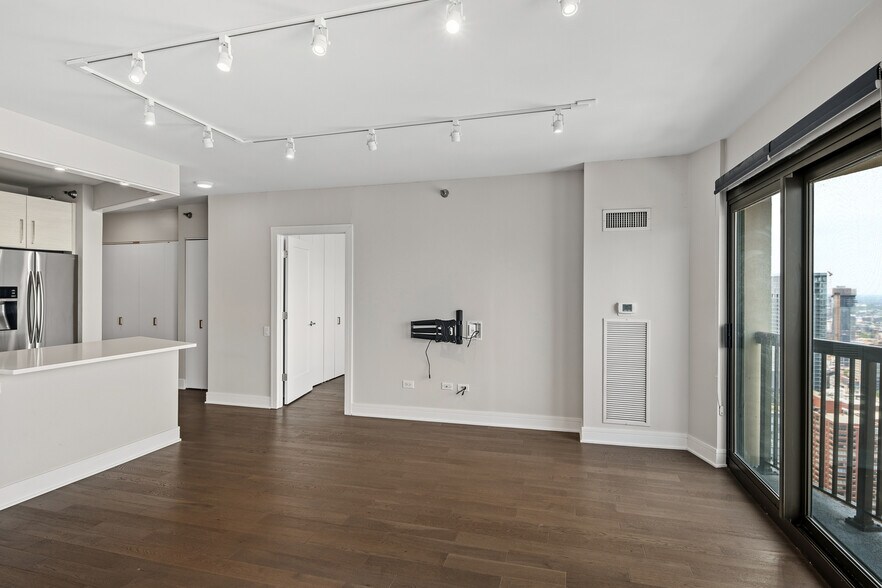 Building Photo - 400 N La Salle Dr