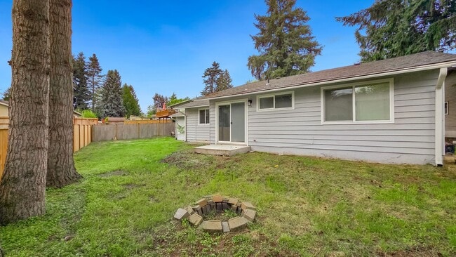 Building Photo - Updated Rambler in Prime Kirkland Location