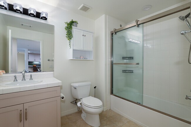 Building Photo - 931 E Walnut St