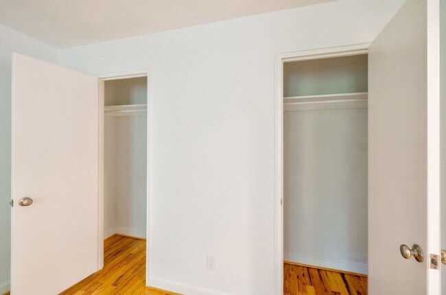 Building Photo - Comfort, Convenience & Charm in a Hidden G...