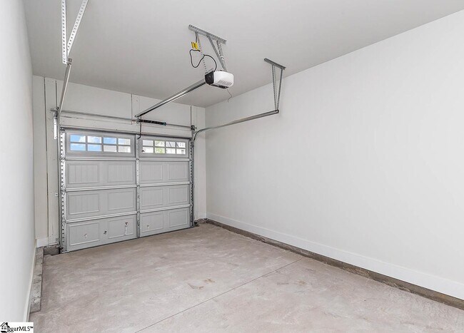 Building Photo - 110 Creekhill St