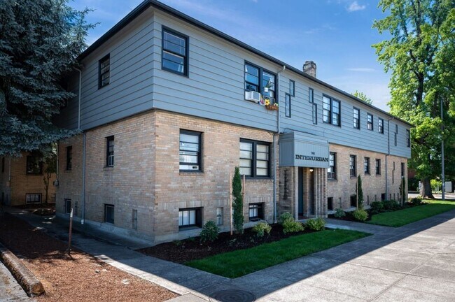Building Photo - Spacious 1Bed 1Bath  Coming Soon, Great lo...