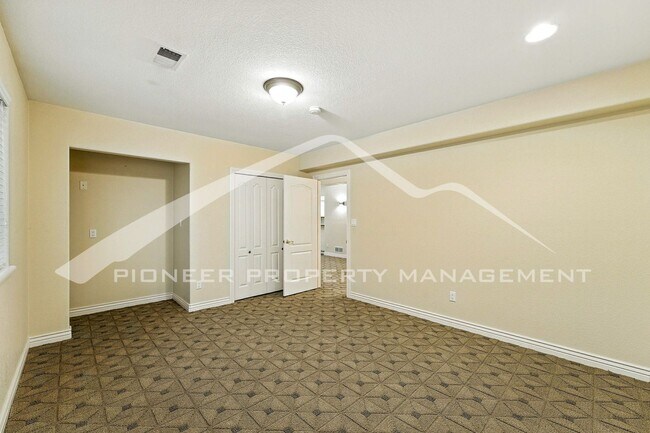 Building Photo - Luxury Meets Location – Impeccable 5BR Hom...