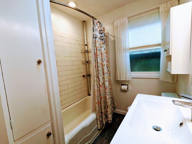 Building Photo - 3919 NE 67th Ave